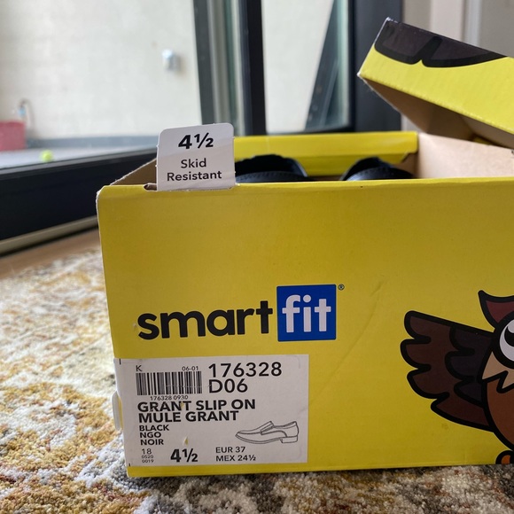 Boys Dress Shoes Size 4 1/2 - Picture 2 of 2